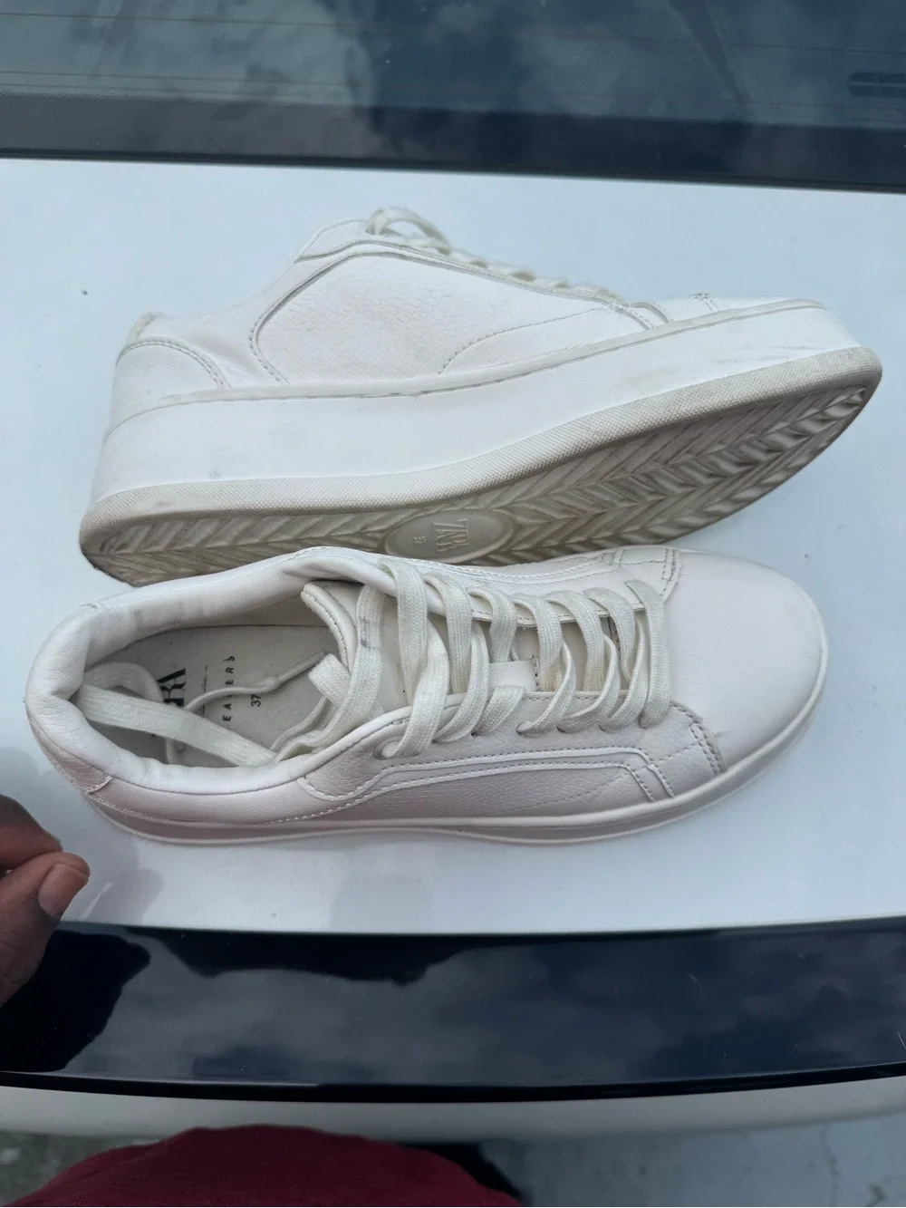 ZARA Monochrome lace-up sneakers. Smooth upper. Chunky sole.